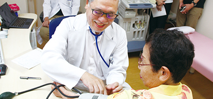 聴診を行う鈴木先生と患者さんの画像