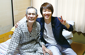 患者さんの肩を組んだ石賀先生と患者さんの笑顔の画像。