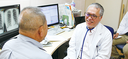 患者さんを診察中の鈴木先生の画像。