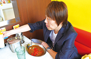 昼食をとる石賀先生の画像。